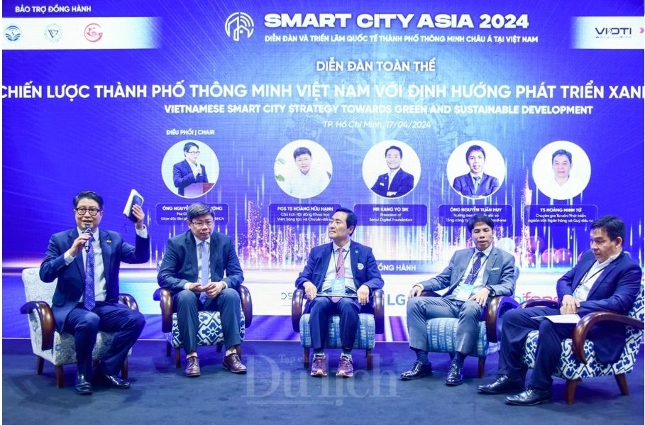 Chủ tịch VUSTA Phan Xuân Dũng dự khai mạc Triển lãm quốc tế đô thị thông minh châu Á